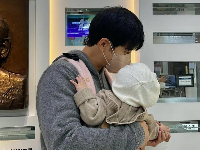  Lee Seung Gi Unggah Foto Gendong Anak, Fans Heboh