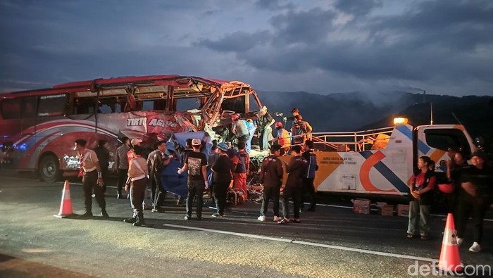  Bus Tabrak Truk di Tol Malang, 4 Tewas