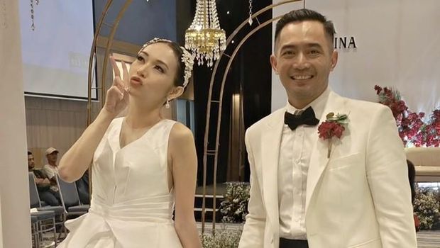  Yama Carlos dan Carina Ivola: Kisah Pernikahan Baru