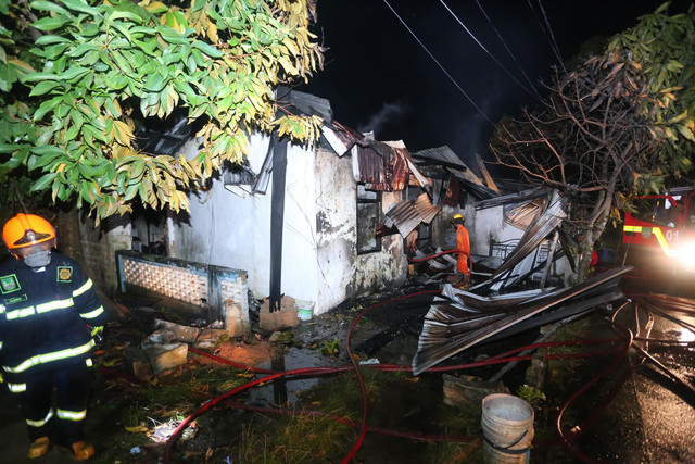  Kebakaran Asrama Polisi Batam, 4 Rumah Hangus, 17 Pengungsi