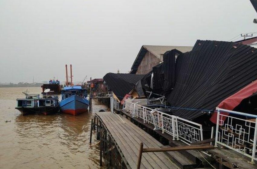  Kapal Tongkang Tabrak Kafe di Sungai Mahakam