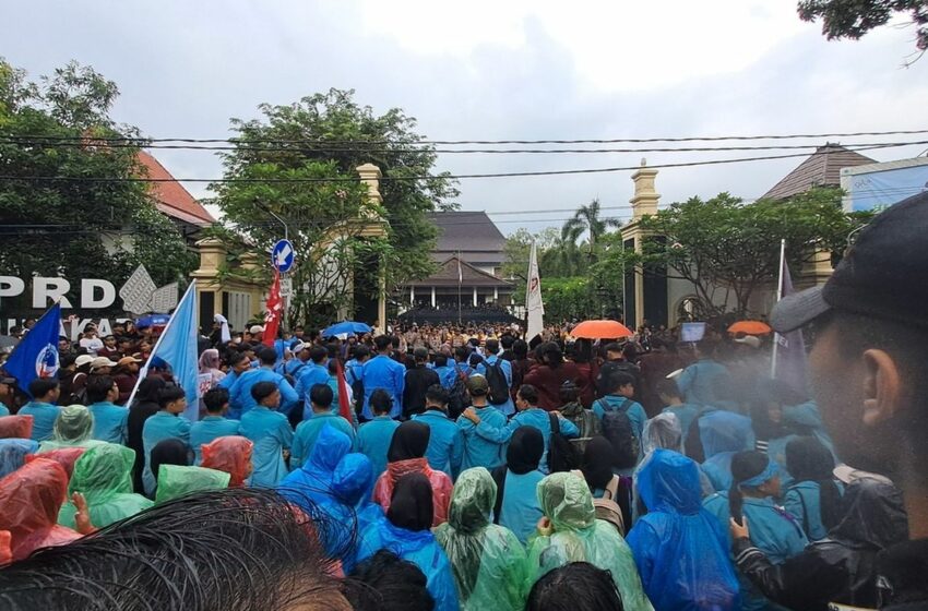  Aksi “Indonesia Gelap” di Solo, Mahasiswa Datangi DPRD