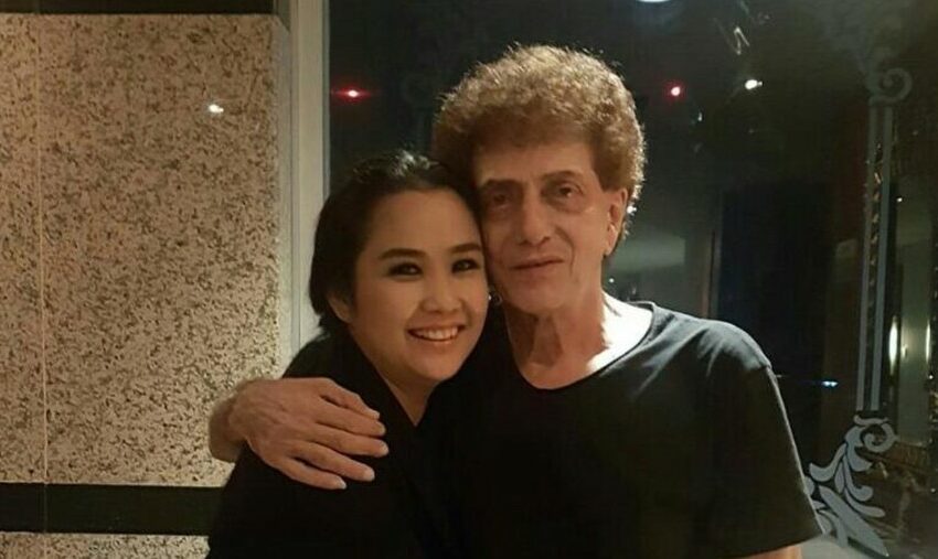  Ahmad Albar dan Dewi Sri Rayakan 16 Tahun Pernikahan