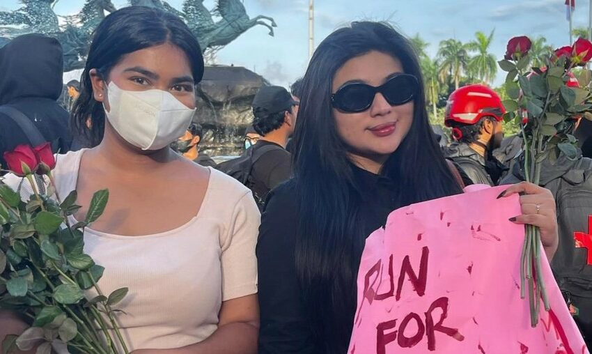  Dea OnlyFans Ikut Demo ‘Indonesia Gelap’ dengan Mawar Merah