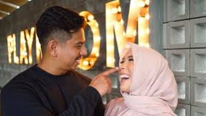  Kunci Harmonis Pernikahan Fitri Tropica dan Irfan Hanafi