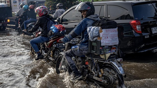 Banjir di Jalur Pantura Situbondo Sebabkan Kemacetan