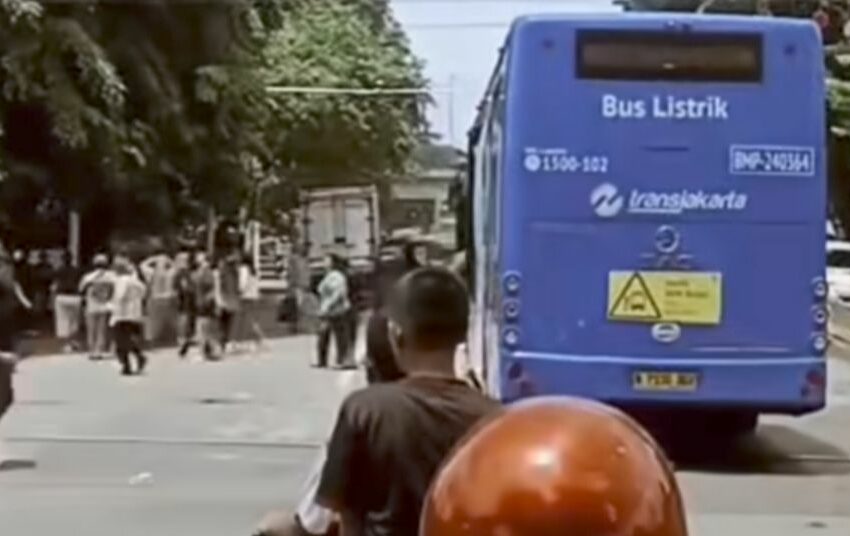  Bus Transjakarta Terjebak di Rel, Penumpang Panik