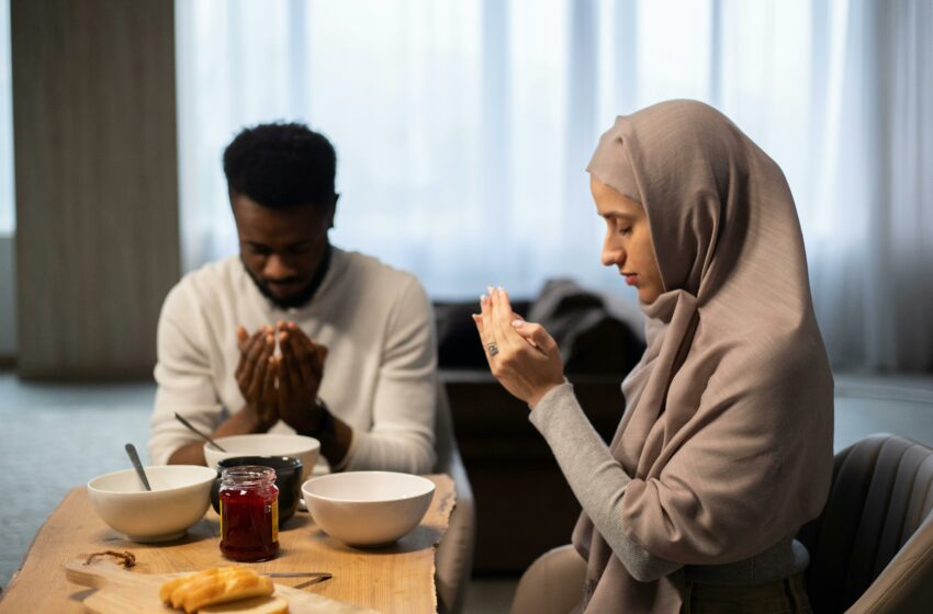  Adab Makan yang Baik, Nikmati Makanan dengan Cara yang Benar