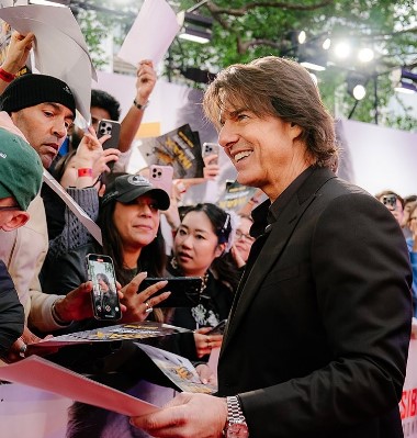  Tom Cruise Kirim Ratusan Kue Natal Mewah, Jake Johnson Malah Dapet ‘Perlakuan Khusus’?