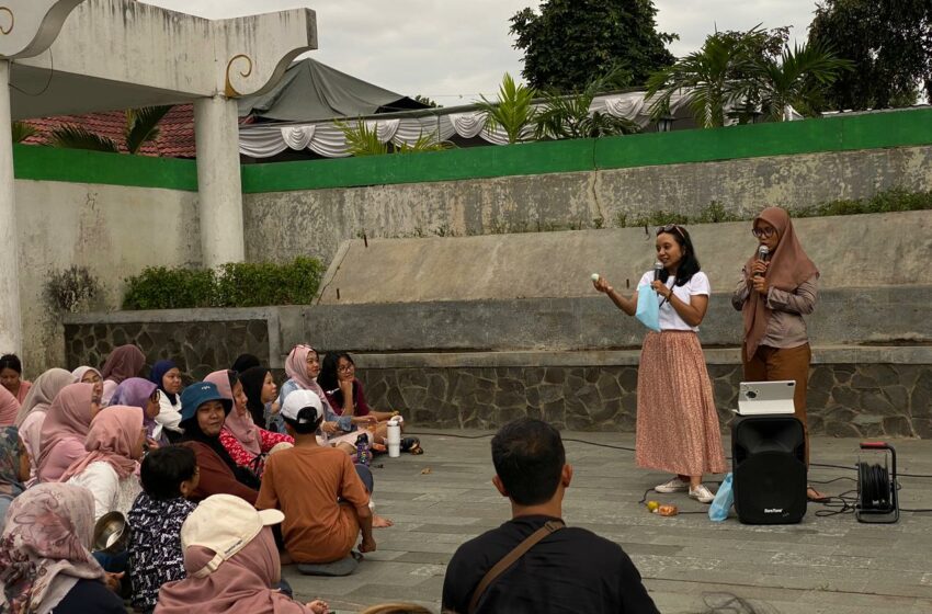  Unboxing MBG di Tengah Aksi “Karaoke WNI Mumet” di Bundaran UGM