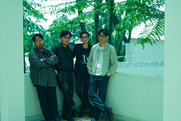  Her Dirty Floor Lepas Maxi Single “Plaything – Dissociate”