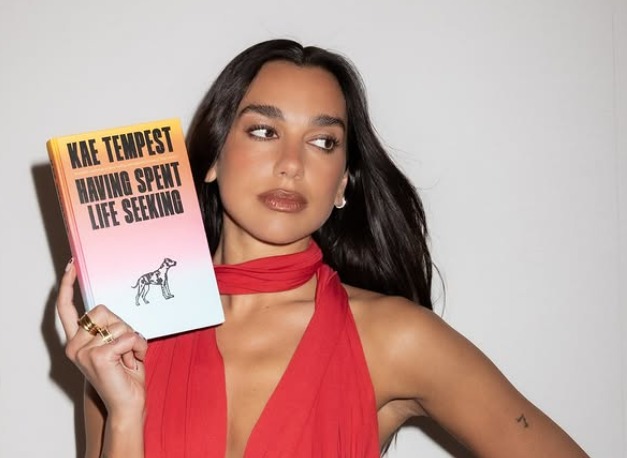  Dua Lipa Buka ‘The Manifesto Library’, Khusus Buku yang Dilarang di Portugal