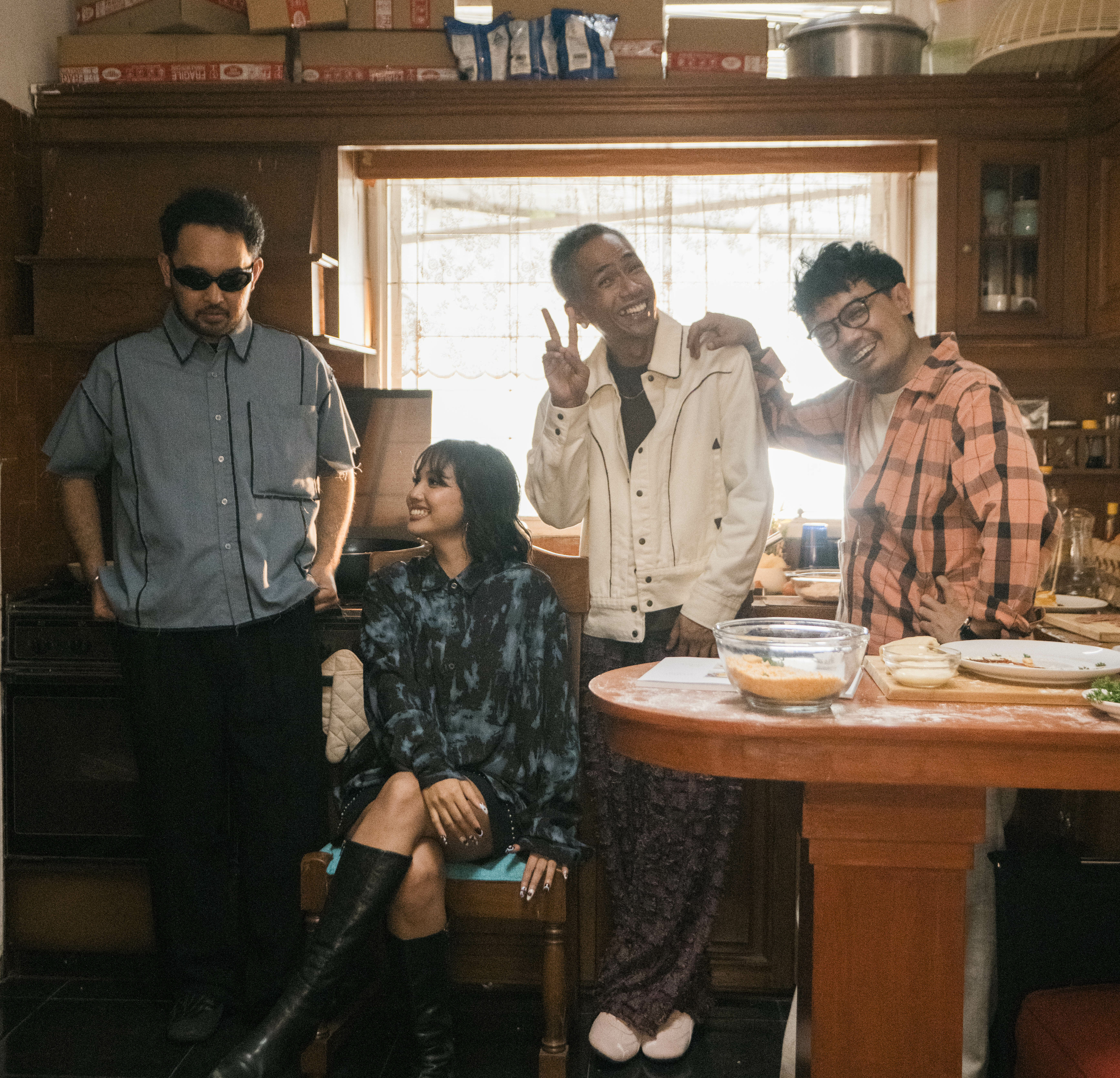 Artwork single “Juara Dua” dari Lafa Pratomo, Ari Lesmana, dan White Chorus, rilisan keempat dari EP Garis Tegak yang mengajak pendengar memaknai ulang ambisi dan memilih hidup secukupnya.