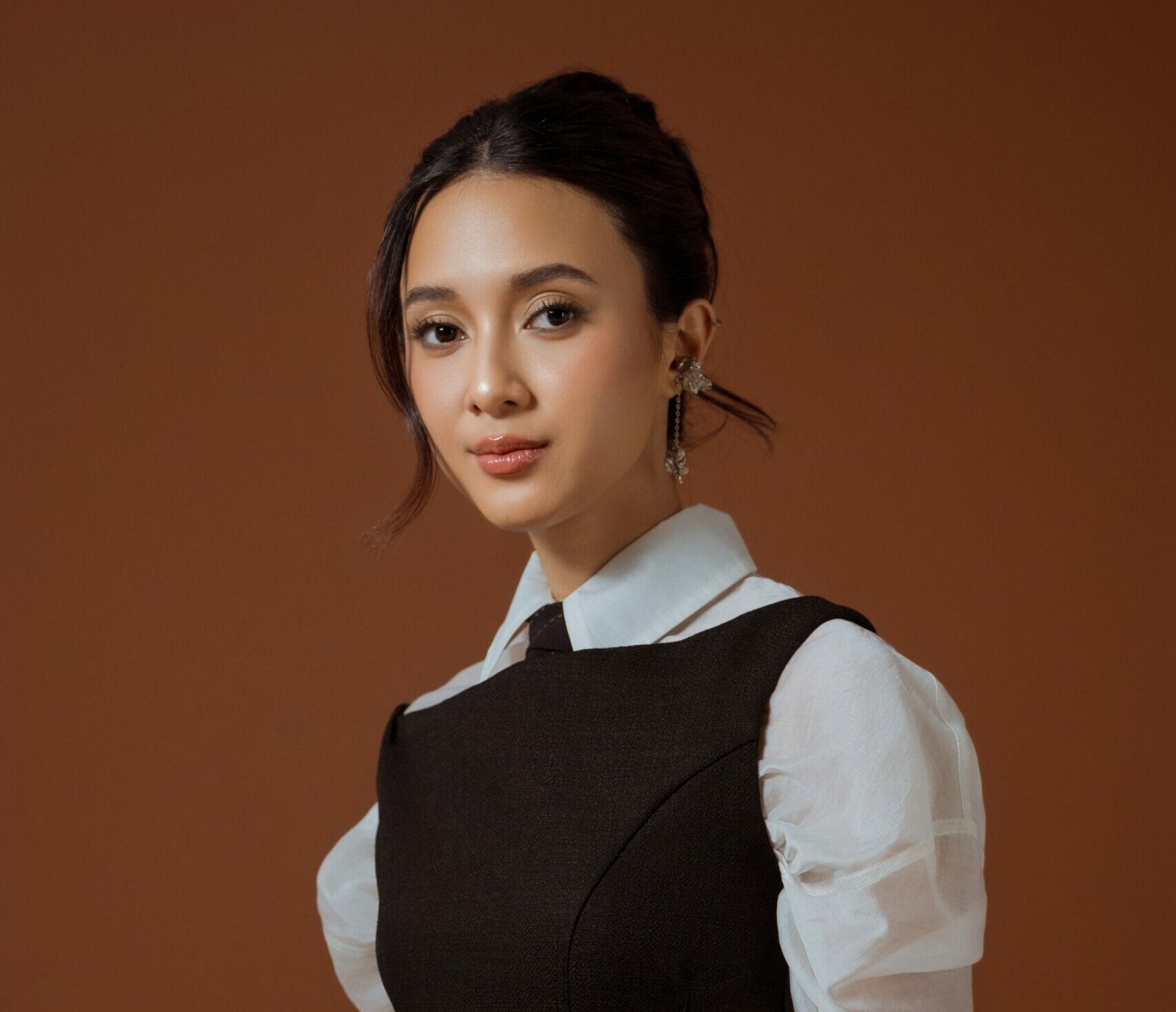 ASTRI kembali lewat “Ini Bukan Cinta”, sebuah lagu tentang perasaan yang tak berkembang meski sudah diberi waktu.